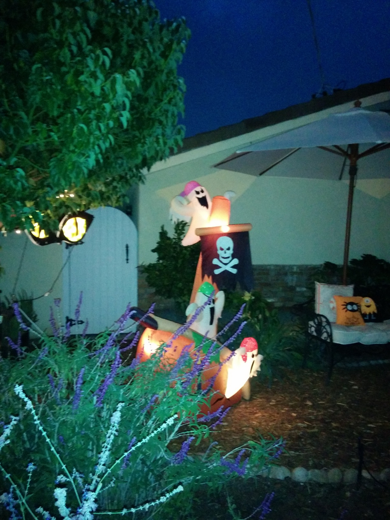 Illustration for article titled Halloween Decorations From a Few Neighborhoods